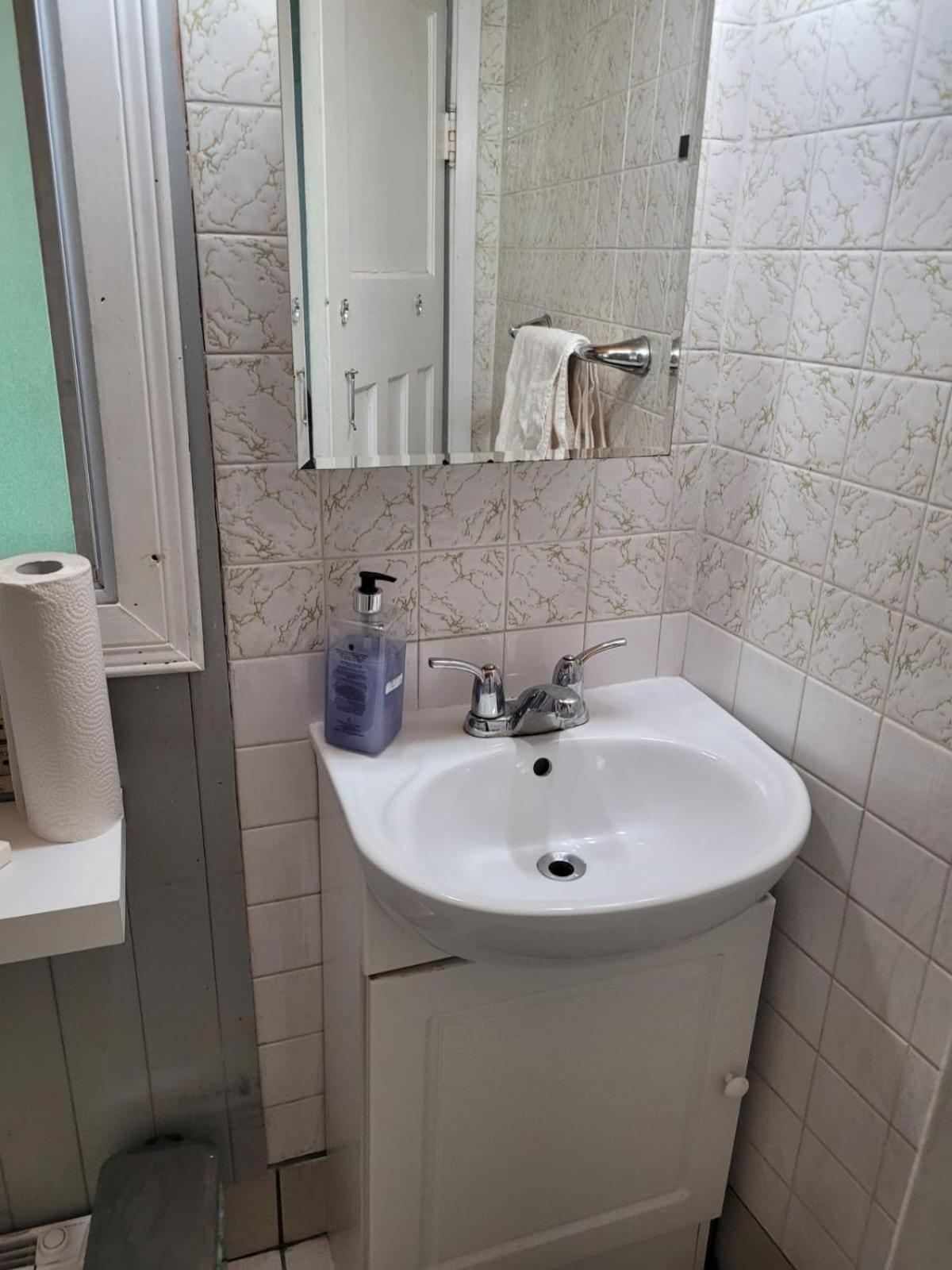 Cozy Downtown Two Bedrooms Free Parking Kingston Eksteriør billede
